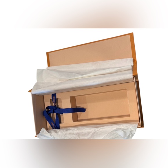 🧡 Louis Vuitton Magnetic Perfume Gift Box with Dust Cover 🧡 - Picture 3 of 10